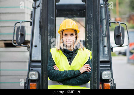 Frau Stapler Fahrer in einem Industriegebiet. Stockfoto