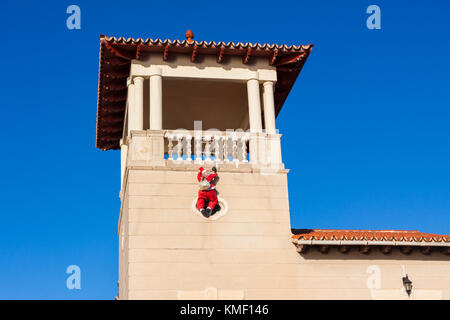 Santa Claus (Papa Noel) nach oben klettern die Wand. Palma De Mallorca, Spanien Stockfoto