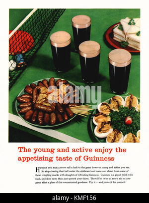 Eine Anzeige für ein Guinness Stout Bier - es in einer Zeitschrift in Großbritannien im Jahre 1957 veröffentlicht. Die Anzeige ist an das junge, sportliche und aktive. Das Foto mit Tischtennis und verschiedenen Snacks - einschließlich Würstchen auf Sticks, Kartoffelchips (Chips) und hart gekochte Eier zu essen und Bier zu trinken, nach einem Spiel Stockfoto