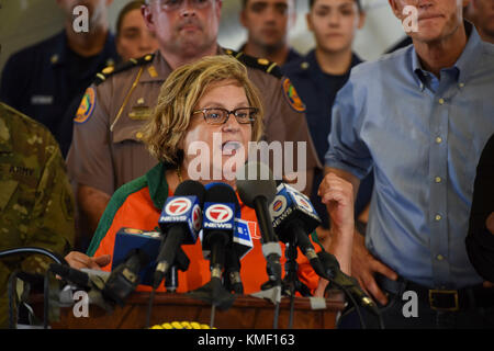 Us-Repräsentantenhaus florida Vertreter Ileana Ros- lehtinen spricht über die Folgen des Hurrikans Irma während einer Pressekonferenz auf der Coast Guard Air Station miami September 11, 2017 in Opa Locka, Florida. (Foto von Po1 Mark barney über planetpix) Stockfoto