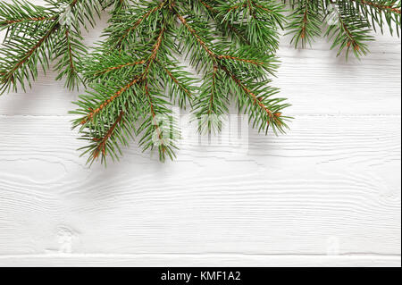 Mockup christmas tree branches Grenze über weiß Holz- Hintergrund, mit Platz für Ihren Text Stockfoto