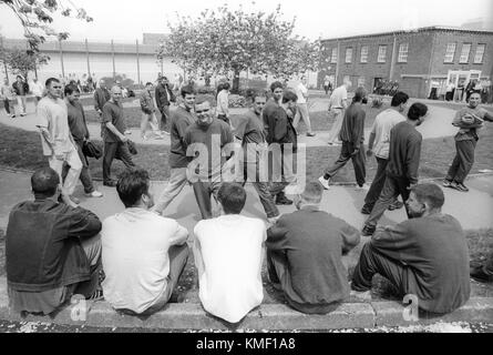 Die Gefängnisinsassen, die in der Übung während Association, hmp Winchester, Winchester, Hampshire, Vereinigtes Königreich. 10. Mai 2001. Stockfoto