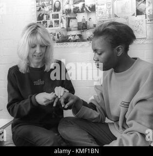 Weibliche Insassen in der Zelle geben Mitgefangener eine Maniküre, hmp Winchester, Winchester, Hampshire, Vereinigtes Königreich. 10. Mai 2001. Stockfoto