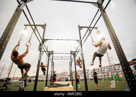 Gruppe von Athleten zu tun Ring dips während der Konkurrenz, Teneriffa, Kanarische Inseln, Spanien Stockfoto
