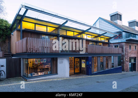 Außenansicht der Scottish Poetry Library in Old Town of Edinburgh, Schottland, Großbritannien Stockfoto