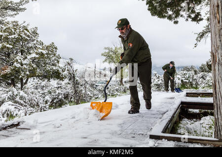 Park Rangers Schaufel Schnee und die Mammoth Campground klar nach einem Frühling Schnee Sturm an der Yellowstone National Park 18. Mai 2017 in Wyoming. (Foto von Jacob w. Frank über planetpix) Stockfoto