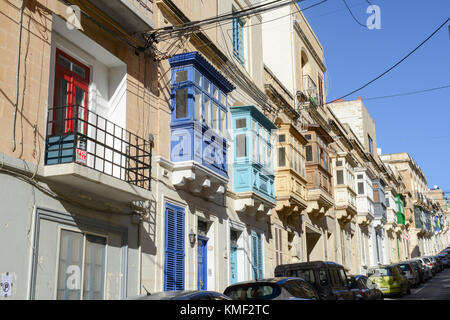 Sliema, Malta - 2. November 2017: Die traditionelle maltesische bunten Holzbalkonen in Sliema auf Malta Stockfoto