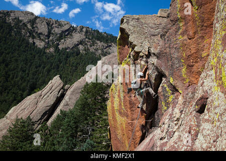 Seitenansicht von abenteuerlichen weiblichen Kletterer an den Engeln (5.2) in der Flatirons, Boulder, Colorado, USA Stockfoto