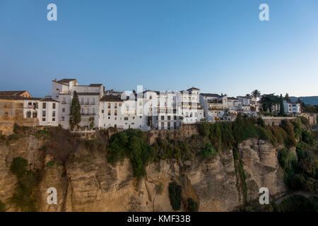 Alte Gebäude an der Schlucht El Tajo, Ronda, Malaga, Andalusien, Spanien. Stockfoto