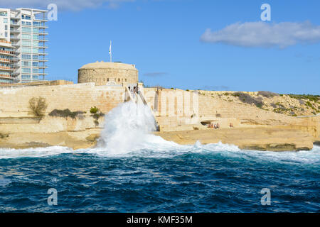 Sliema, Malta - 2 November 2017: Leute beobachten die Wellen am Fort Tigne in Sliema auf Malta Stockfoto