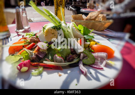 Salade Nicoise, Nizza, Alpes Maritimes, Provence, französische Riviera, Mittelmeer, Frankreich, Europa, Stockfoto