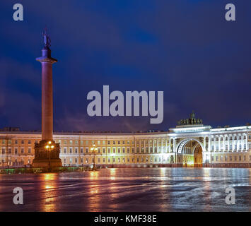 Nachtansicht alexander Spalte auf dem Schlossplatz (dvortsovaya Square), St. Petersburg, Russland Stockfoto