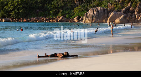 Granitfelsen am Ufer bei Anse Lazio, Baie Sainte Anne Bezirk, Insel Praslin, Seychellen, Indischer Ozean, Afrika Stockfoto