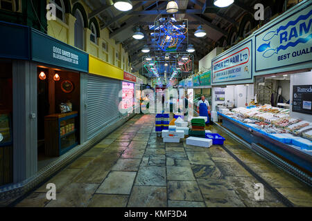 Leeds kirkgate Markt Interieur mit Weihnachten Dekorationen Stockfoto