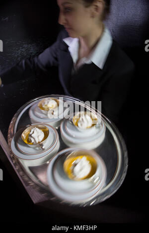 Paris, Frankreich. Restaurant L'Arpege. Drei Michelin Sterne. Eine waitresse. Stockfoto