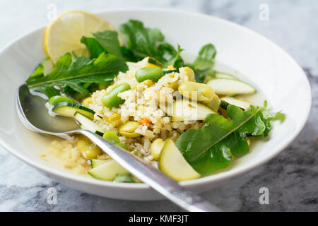 Lemony fava Bohnen und Reis Suppe Stockfoto