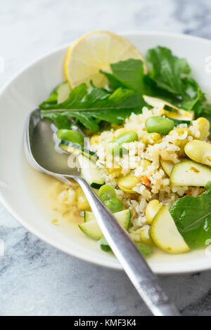 Lemony fava Bohnen und Reis Suppe Stockfoto