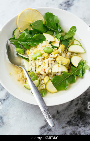 Lemony fava Bohnen und Reis Suppe Stockfoto