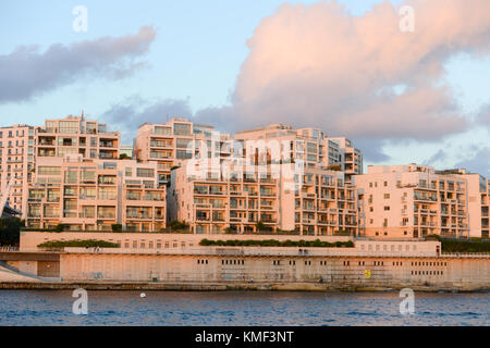 Sliema, Malta - 2 November 2017: moderne Wohnhäuser in Sliema auf Malta Stockfoto