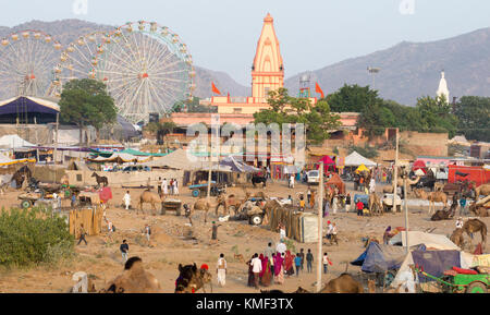 Hindu Tempel und Riesenräder blicken auf den Pushkar camel Festival, Pushkar, Rajasthan, Indien Stockfoto