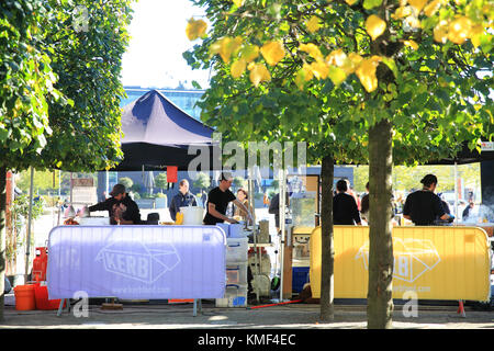 Einzudämmen, die Street Food Market, auf Granary Quadrat in Kings Cross, im Herbst Sonnenschein, in London, England, Großbritannien Stockfoto