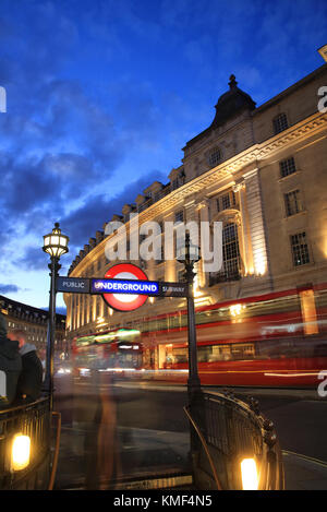 Rote Busse an der Regent Street in der Dämmerung, von Piccadilly Circus in London, England, Großbritannien Stockfoto