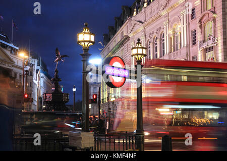 Besetzt Piccadilly Circus in der Dämmerung, im Winter, im Zentrum von London, England, Großbritannien Stockfoto