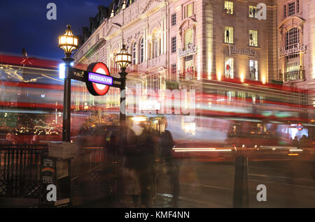 Besetzt Piccadilly Circus in der Dämmerung, im Winter, im Zentrum von London, England, Großbritannien Stockfoto