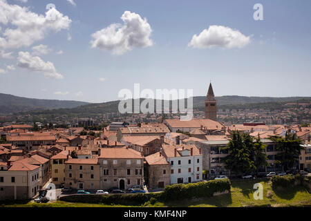 Luftaufnahme der mittelalterlichen Altstadt von Koper Stadt. Es ist eine Hafenstadt in Slowenien, an der Adria Küste des Landes. Stockfoto