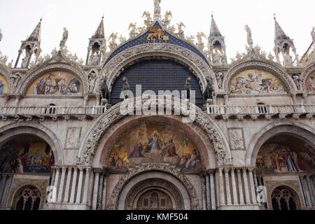 Ansicht von unten Saint Mark's Basilika (Basilica di San Marco) in Venedig. Es ist eine berühmte Kathedrale mit einem höhlenartigen vergoldetem Interieur, unzähligen Mosaike&a Stockfoto