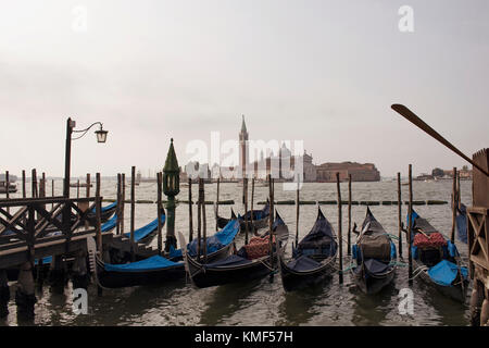 Blick auf die Kirche von San Giorgio Maggiore und vielen Gondeln im Hintergrund. Auf einer Insel, einer Art gefüllte, leuchtend weiße Kirche von Palladio, ve Stockfoto