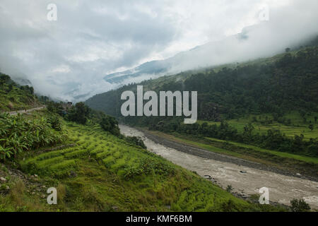 Trekking entlang der wilden Budhi gandaki River auf der manaslu Circuit trek, Nepal Stockfoto