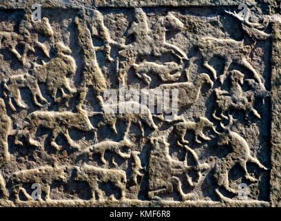 Tierische Jagdszene auf geschnitzten Celtic piktische christliche symbol Stein am Shandwick, Easter Ross, Highland Region, Schottland Stockfoto