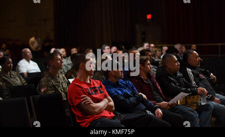 US-Dienstmitglieder und Ultimate Fighting Championship Champion Kämpfer hören ehemalige US Marine Corps Sgt. Art Davie, UFC-Mitbegründer, gibt einen Führungsgespräch während der MMA Legends Tour in der Joint Base Langley-Eustis, VA., 30. November 2017. Davie verbrachte vier Jahre im Marine Corps als Kommunikationssergeant. Stockfoto