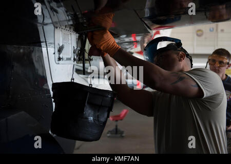 Senior Airman Sheldon Skinner, 362. Training Squadron Student, führt hydraulische Reservoirwartung auf Sheppard Air Force Base, Texas, 1. Dezember. Der Hydraulikbehälter versorgt alle Hydraulikfunktionen während des Flugs mit Flüssigkeit. Stockfoto