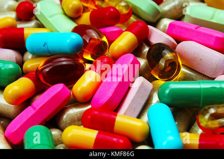 Medizinische oder Vitamin Pillen. Farbenfrohe Medizin Pillen als Textur. Pille Muster Hintergrund. Stockfoto