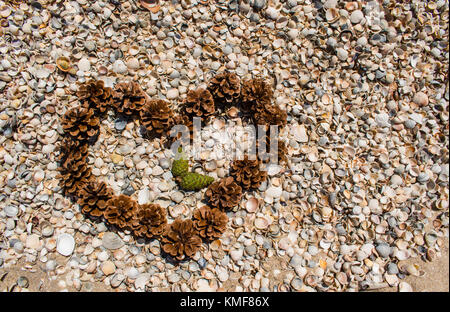 Herzen von Kegeln an Tanks, wunderschön in Form einer Uhr angeordnet Stockfoto