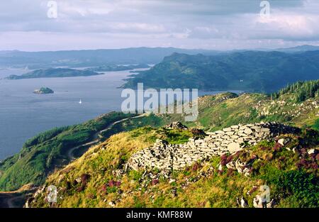 Schloss Dounie dun stammt aus der späten Eisenzeit. Strategische fort auf Sound von Jura über Crinan und Dunadd, Kilmartin Valley. Argyll, Schottland. Suchen N.E. Stockfoto