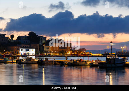 Am frühen Morgen auf den Hafen auf Inouses Insel in Griechenland. Stockfoto