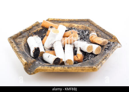 Aschenbecher mit Zigaretten. dirtry Aschenbecher Rauch Rauchen Abbildung. Zigarettenkippen. Stockfoto