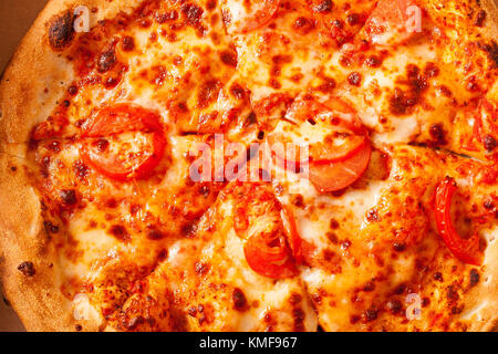 Italienische Pizza Margherita Margarita mit Tomate und Mozzarella Hintergrund. Pizza Delivery banner Wallpaper. Pizza margharita closeup Hintergrund. vegetarische Pizza makro Textur Käse und Tomaten in pizza box. Stockfoto