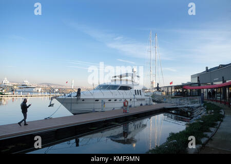 November 2017 - Luxusyachten vor Anker im türkischen Tuzla Hafen, in der Nähe von Istanbul. Stockfoto