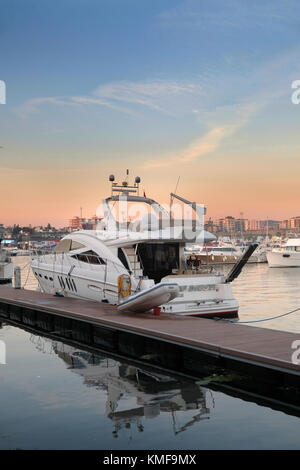 November 2017 - Luxusyachten vor Anker im türkischen Tuzla Hafen, in der Nähe von Istanbul. Stockfoto