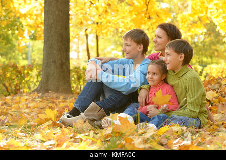 Mutter und Kinder entspannen im Park Stockfoto