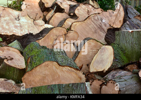 Einen großen Haufen von geschnitten oder gesägt, gehackt Feuer Holz oder Protokolle in einem Stapel bereit zum Brennen auf einen offenen Kamin oder Kachelofen. Ein Stapel von Logs bereit als Brennstoff verwendet werden. Stockfoto