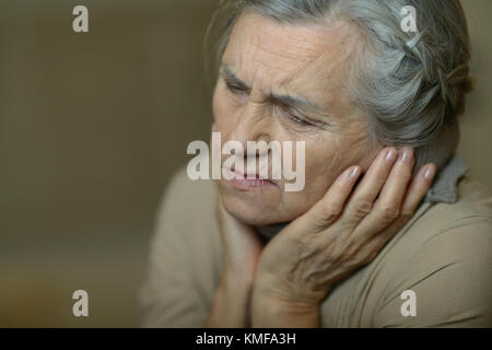 ältere Frau fühlen sich unwohl Stockfoto