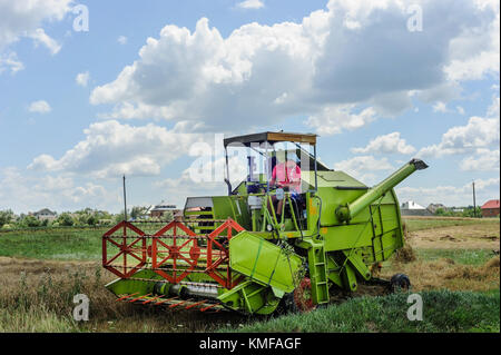 Der Bauer auf dem Mähdrescher ernten ein Korn. pidhiriya. Ivano Frankivsk Zustand. Ukraine. Am 29. Juli 2017. Stockfoto