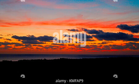 Eine stunnig Paphos Sonnenuntergang über dem Meer, Paphos Zypern renouned für seine atemberaubende Sonnenuntergänge Stockfoto