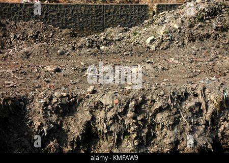 Halterungen von Plastiktüten, Staub und über viele Jahre hinweg in einem Flussbett bauen Stockfoto