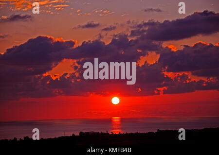 Eine stunnig Paphos Sonnenuntergang über dem Meer, Paphos Zypern renouned für seine atemberaubende Sonnenuntergänge Stockfoto